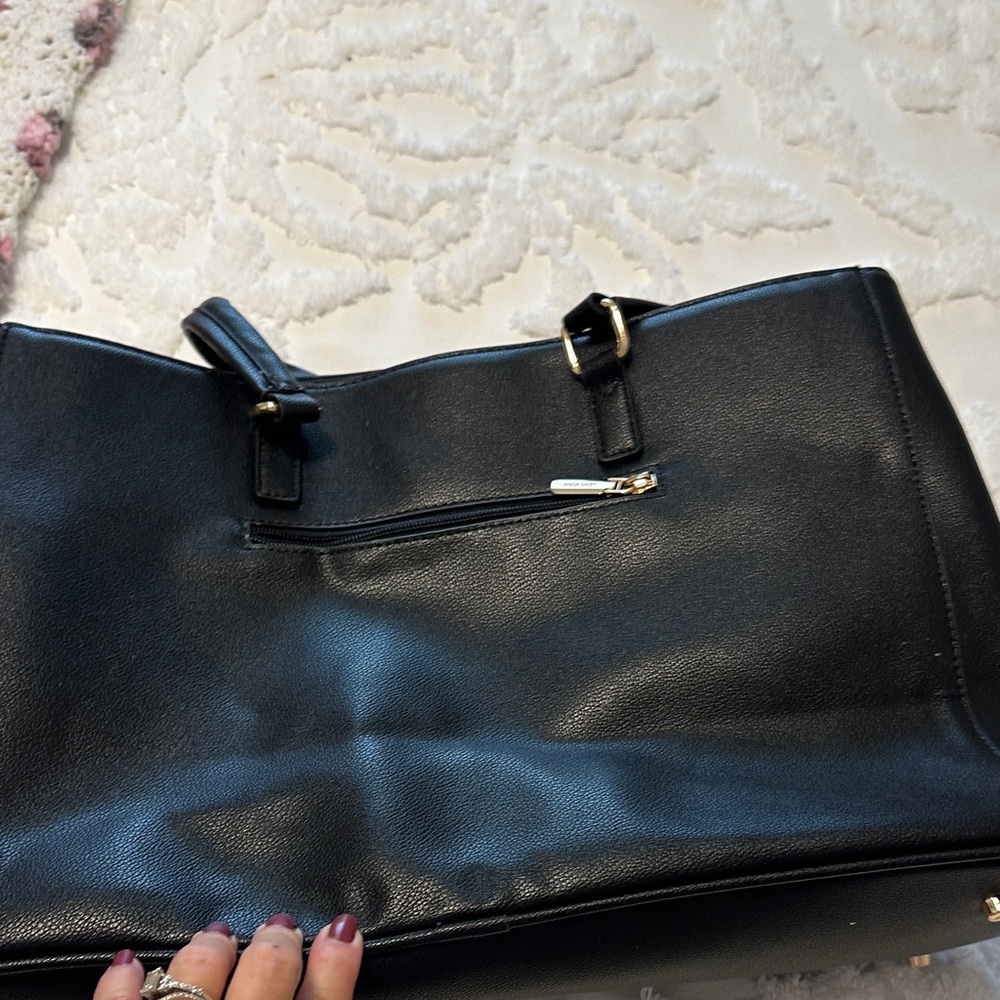Elegant Black Leather Tote Bag - Picture 4 of 7